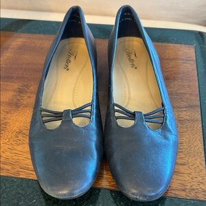 Trotters Women's Navy Leather Loafers flats- Narrow